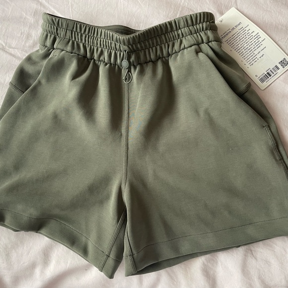Lululemon - BNWT Army Green Softstreme High Rise Shorts 4” - Size 0 - Picture 8 of 8